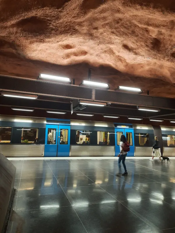 peron-stacji-metra-radhuset