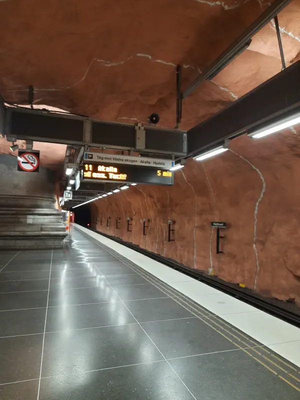 peron-stacji-metra-ratusz-w-sztokholmie