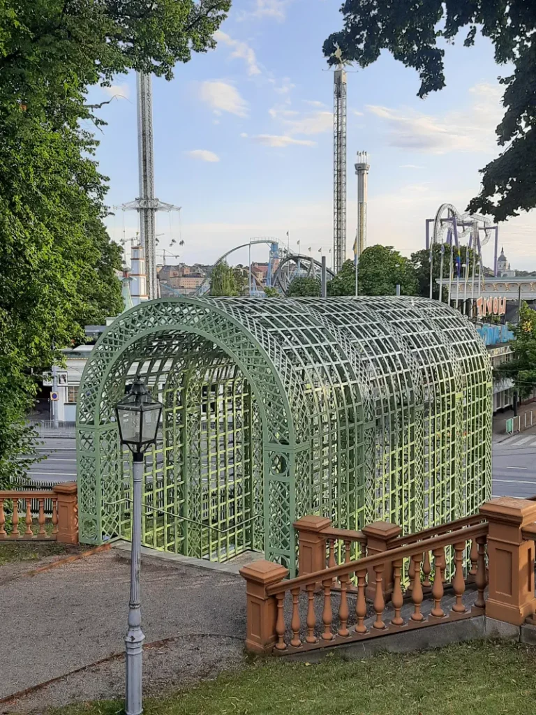 spacer-po-djurgarden-widok-grona-lund