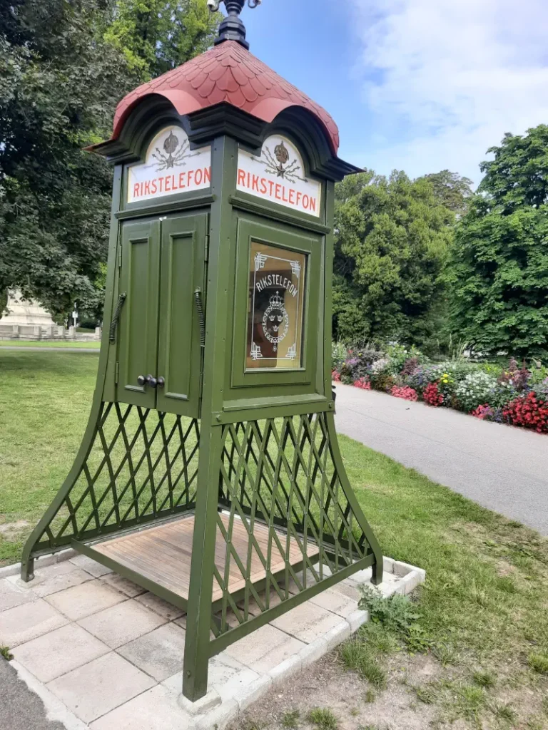 szwedzka-budka-telefoniczna