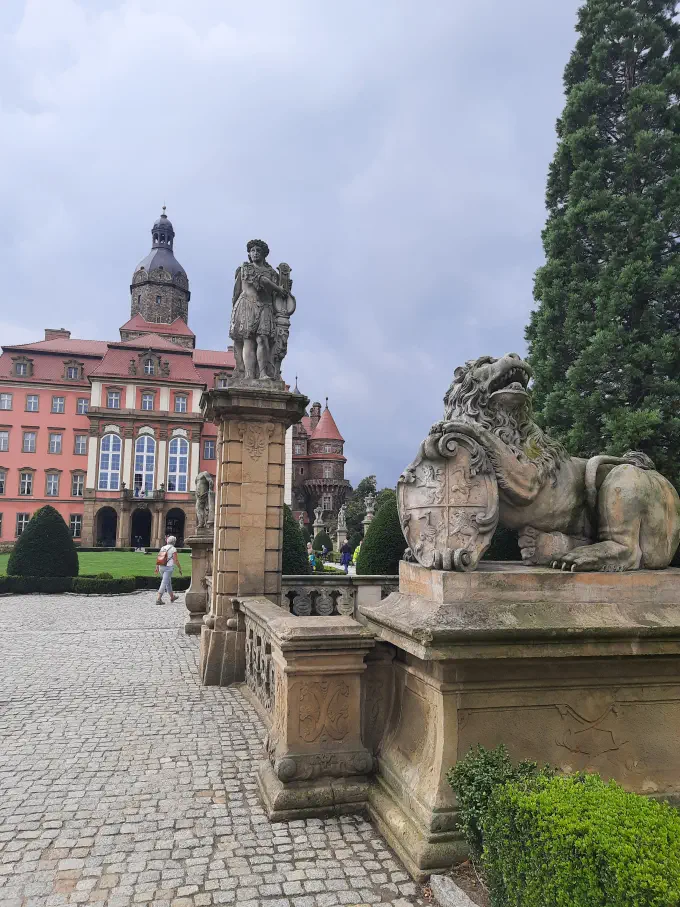 lew-z-herbem-na-dziedzincu