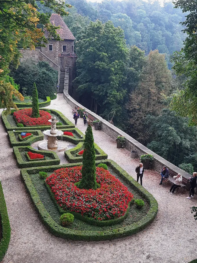 rabaty-kwietne-na-tarasie-zamku-ksiaz