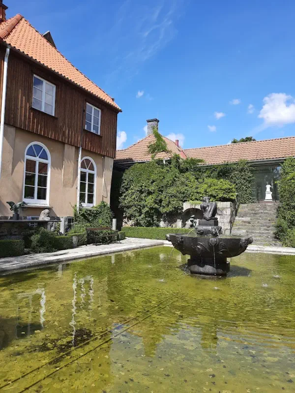 sadzawka-z-fontanna-przy-willi-millesa