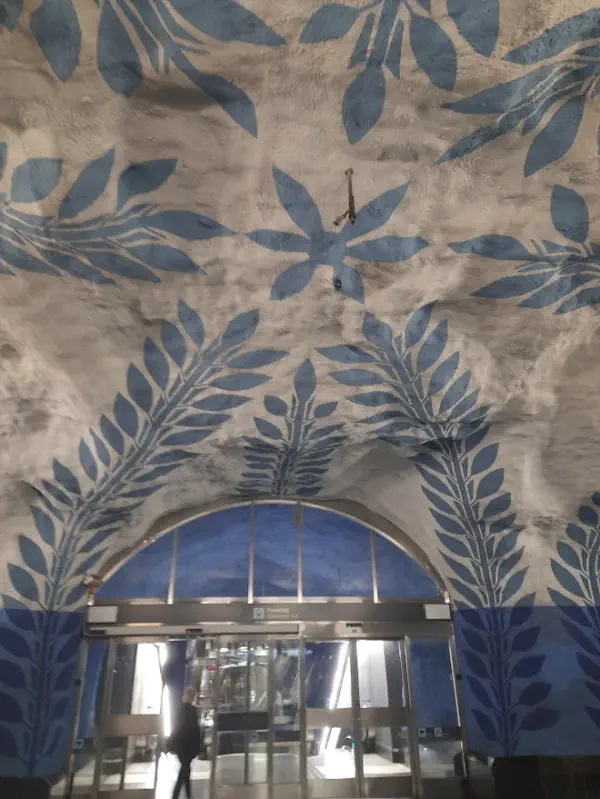 dekoracja-stropu-stacji-metra-w-sztokholmie