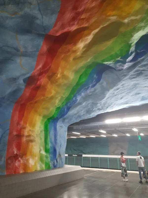 teczowa-stacja-metra-w-sztokholmie