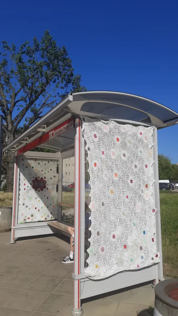 wiata-przystanku-na-kaweczynskiej