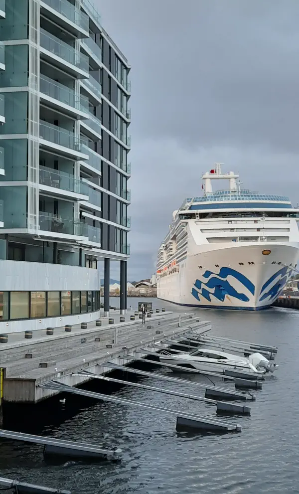 statek-na-kanale-przy-hotelu-thief