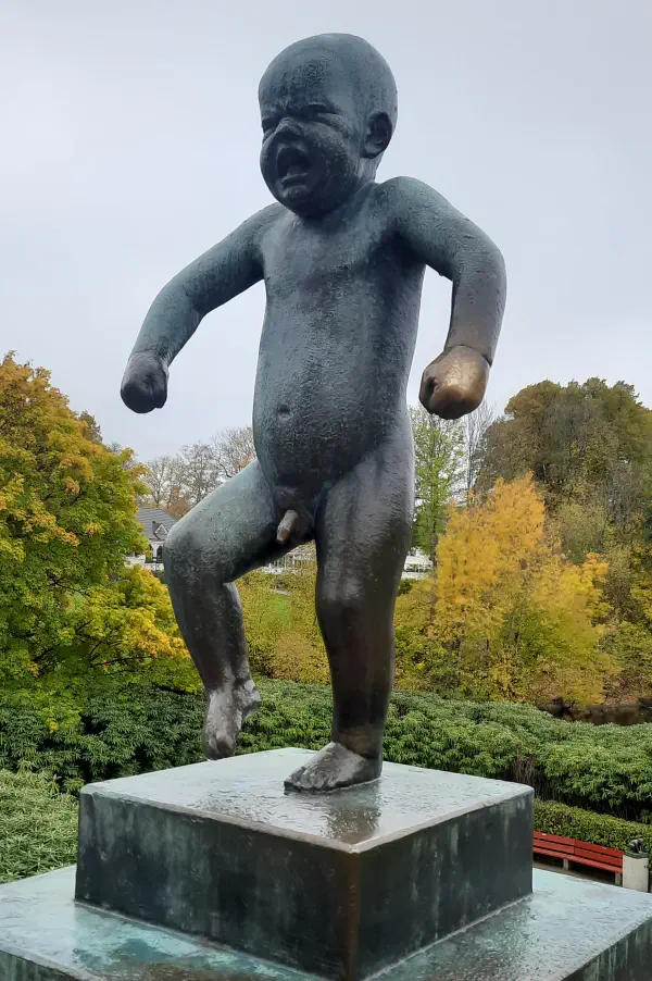 rzezby-gustawa-vigelanda-rozzloszczony-bobas