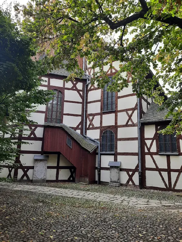 boczne-wejscie-do-kosciola