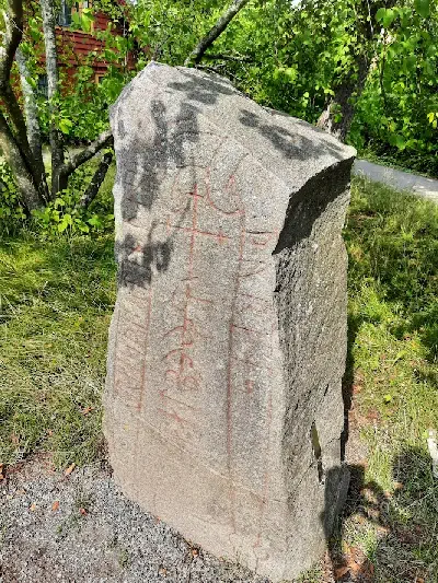 kamien-runiczny-w-skansenie-w-sztokholmie