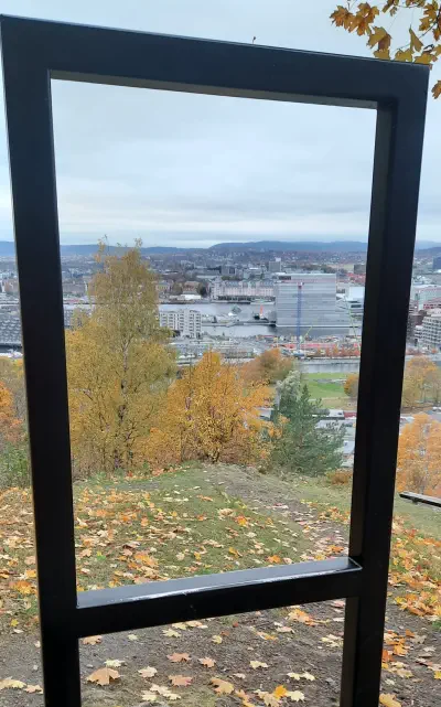 instalacja-krzyk-w-postaci-ramy-obrazu