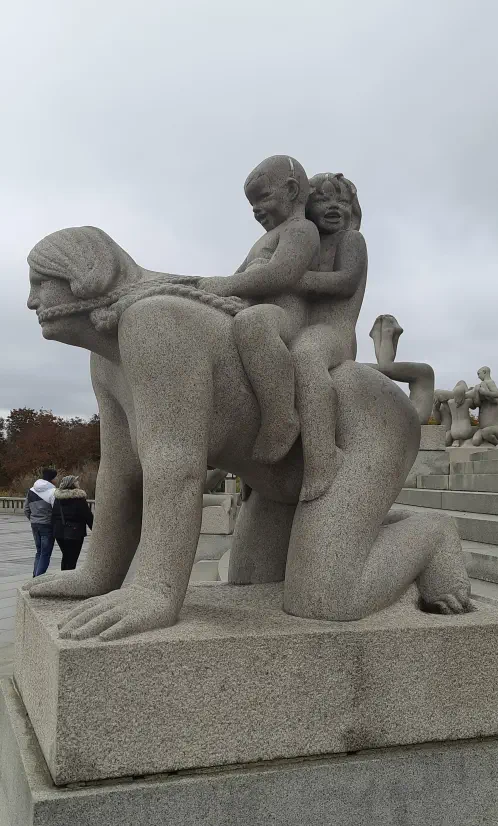 matka-na-czworakach-z-dziecmi-na-plecach