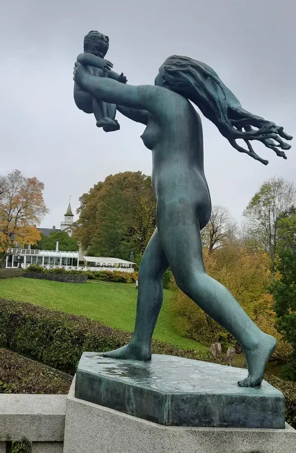 kobieta-unosi-dziecko-w-gore