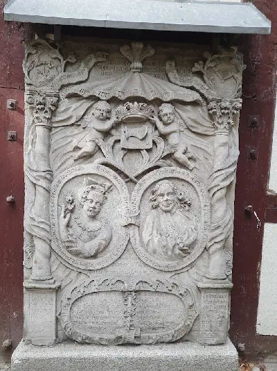 stela-nagrobna-obok-kosciola