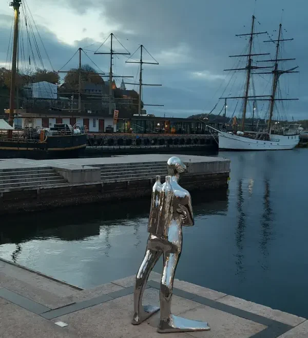 rzezba-nurka-na-nabrzezu-aker-brygge