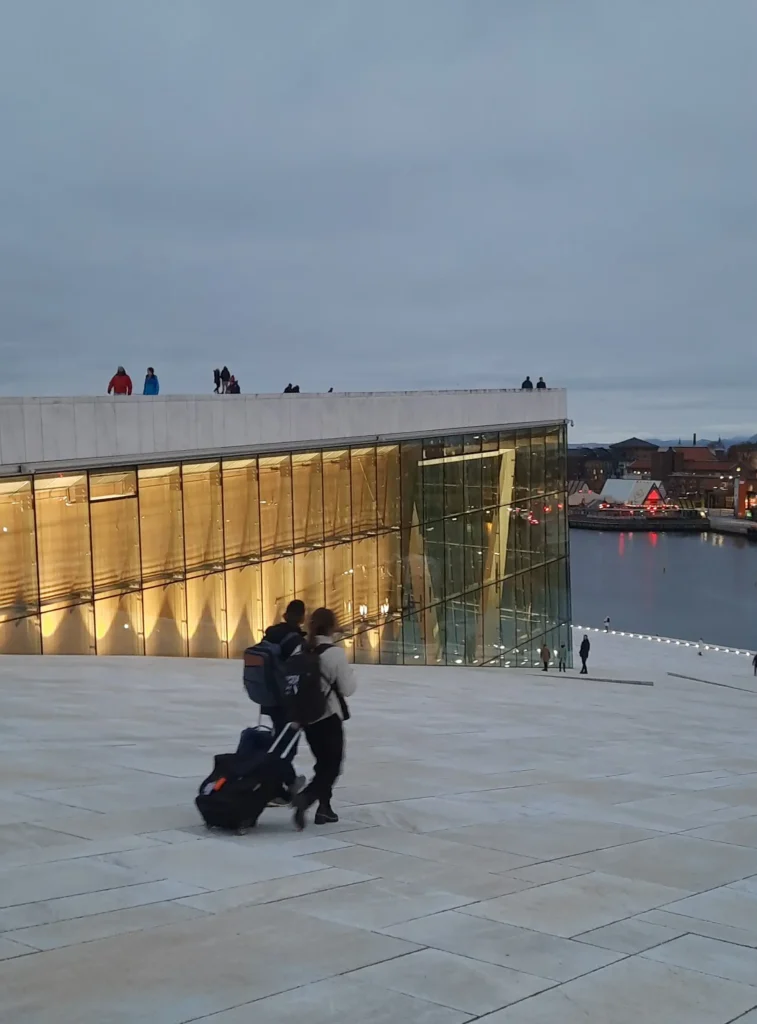 turysci-na-dachu-opery