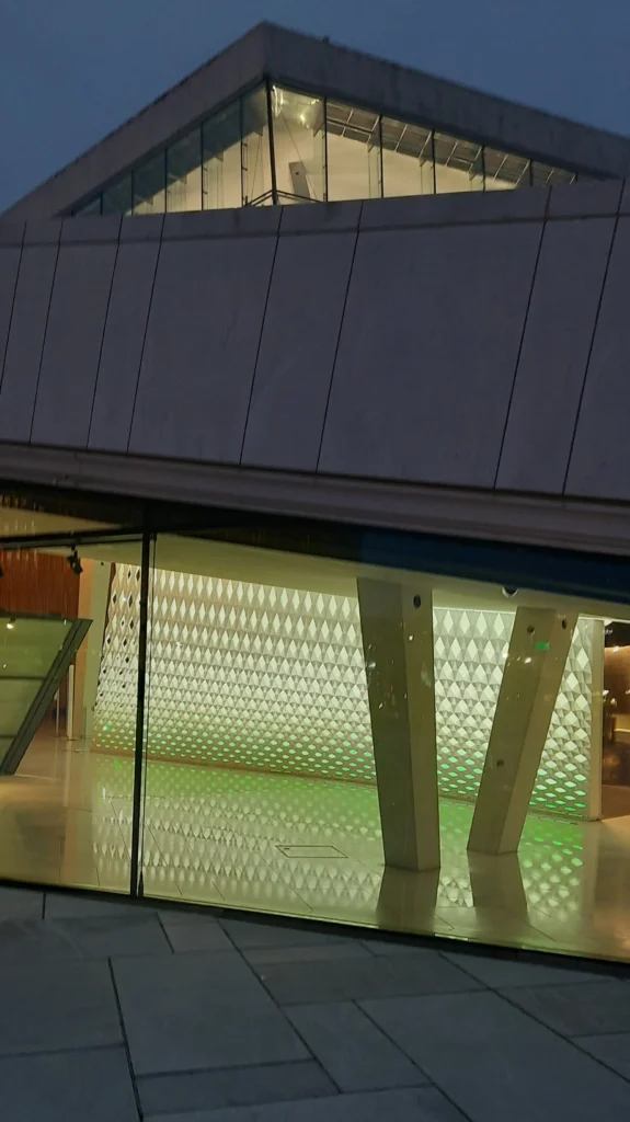 opera-w-oslo-wieczorem