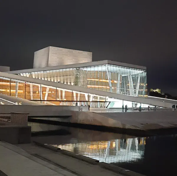 widok-opery-w-oslo-noca