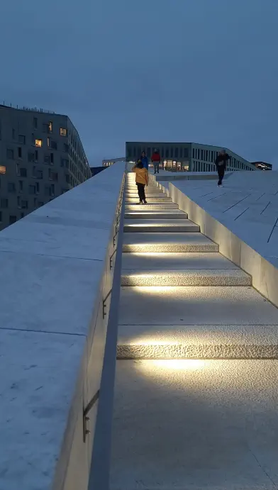 schody-na-dachu-opery-w-oslo