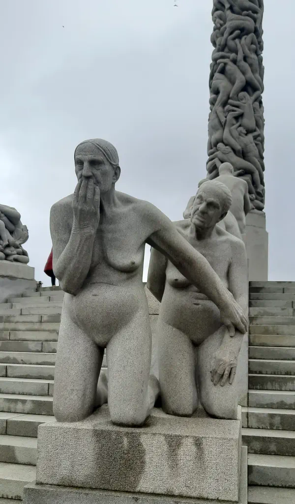 dwie-stare-kobiety-przed-obeliskiem-vigelanda