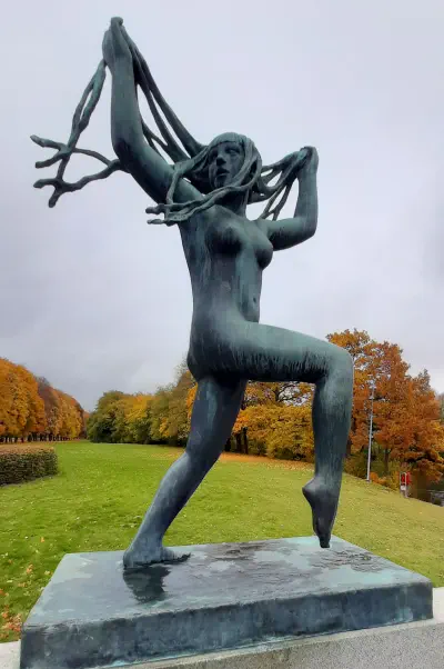 tanczaca-kobieta-z-dlugimi-wlosami-na-tle-jesiennego-parku