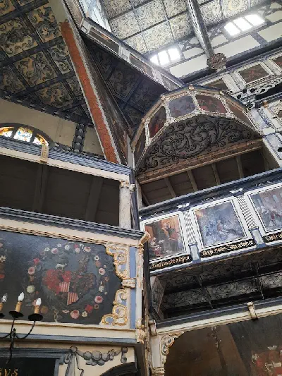 ukosy-we-wnetrzu-kosciola