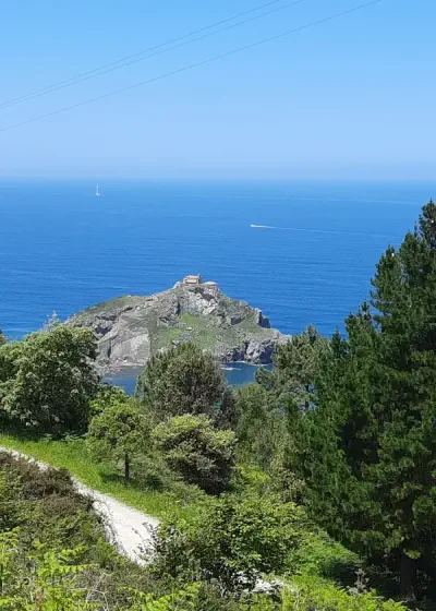 widok-z-klifu-na-gaztelugatxe